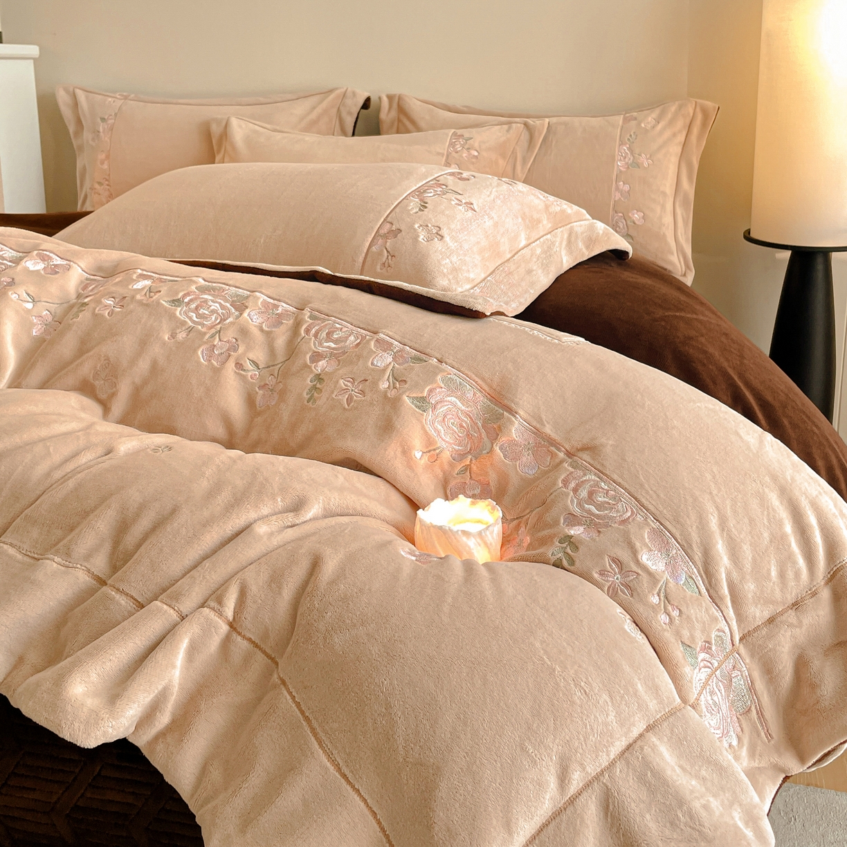 91家纺网 家纺一手货源 找家纺 新方向 2025新款高克重240克A类全消光刺绣牛奶绒四件套-花意浓 花意浓-香槟咖