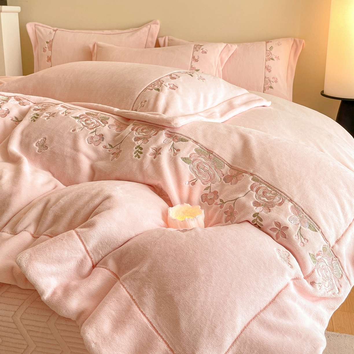 91家纺网 家纺一手货源 找家纺 新方向 2025新款高克重240克A类全消光刺绣牛奶绒四件套-花意浓 花意浓-蔷薇粉