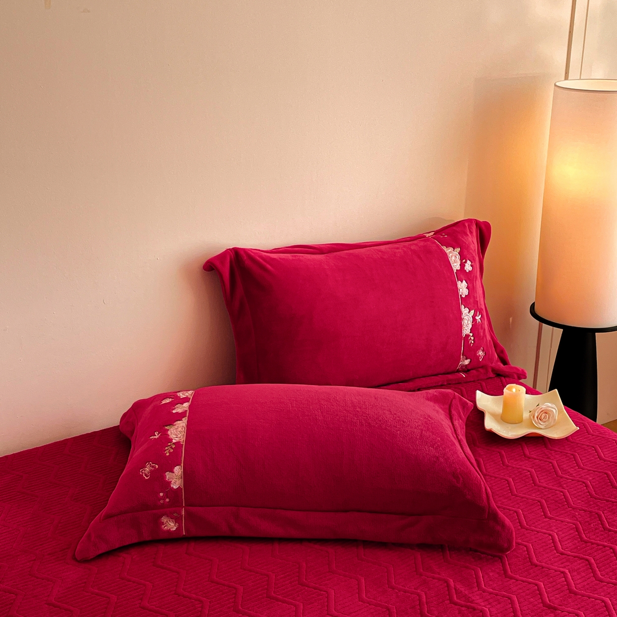 91家纺网 家纺一手货源 找家纺 新方向 2025新款高克重240克A类全消光刺绣牛奶绒四件套-花意浓 花意浓-洋酒红