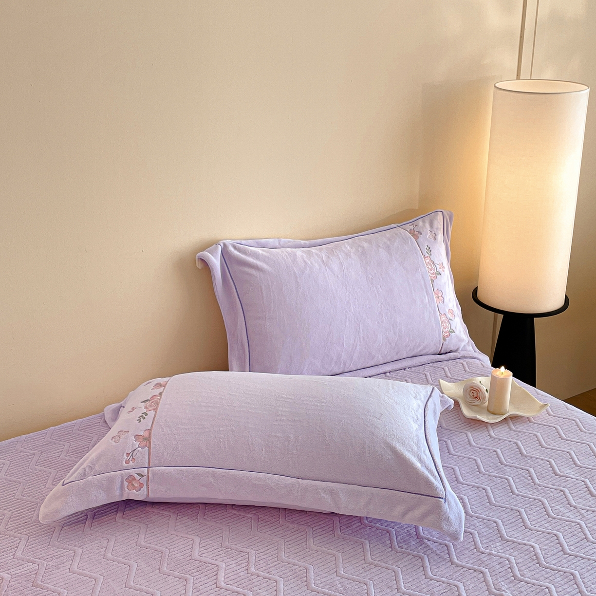 91家纺网 家纺一手货源 找家纺 新方向 2025新款高克重240克A类全消光刺绣牛奶绒四件套-花意浓 花意浓-魅紫