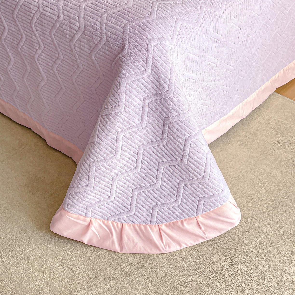 91家纺网 家纺一手货源 找家纺 新方向 2025新款高克重240克A类全消光刺绣牛奶绒四件套-花意浓 花意浓-魅紫