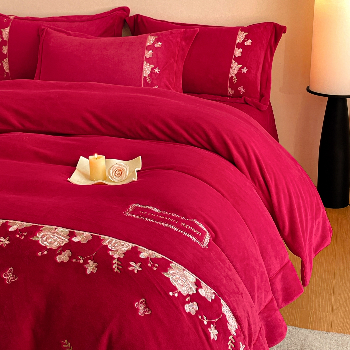 91家纺网 家纺一手货源 找家纺 新方向 2025新款高克重240克A类全消光刺绣牛奶绒四件套-花意浓 花意浓-洋酒红