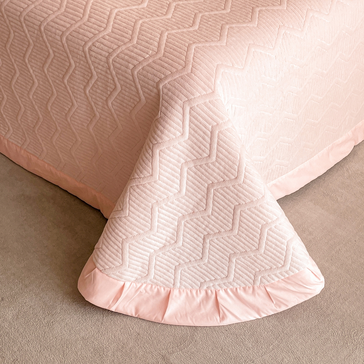 91家纺网 家纺一手货源 找家纺 新方向 2025新款高克重240克A类全消光刺绣牛奶绒四件套-花意浓 花意浓-蔷薇粉