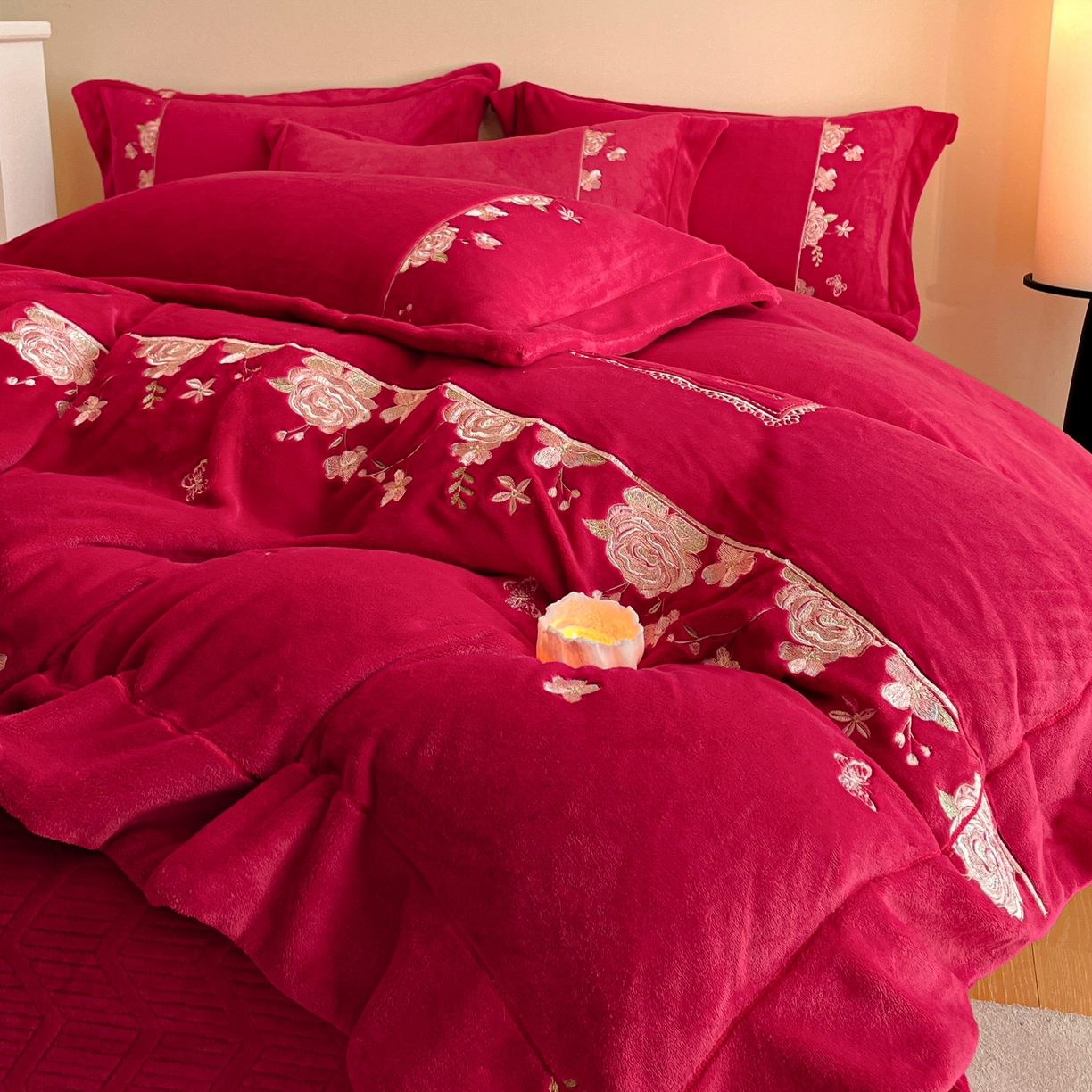 91家纺网 家纺一手货源 找家纺 新方向 2025新款高克重240克A类全消光刺绣牛奶绒四件套-花意浓 花意浓-洋酒红