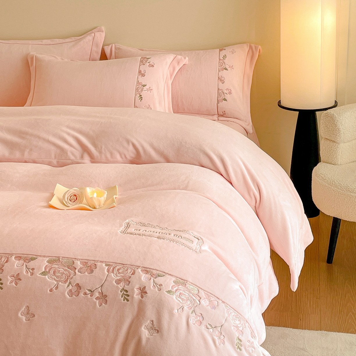 91家纺网 家纺一手货源 找家纺 新方向 2025新款高克重240克A类全消光刺绣牛奶绒四件套-花意浓 花意浓-蔷薇粉
