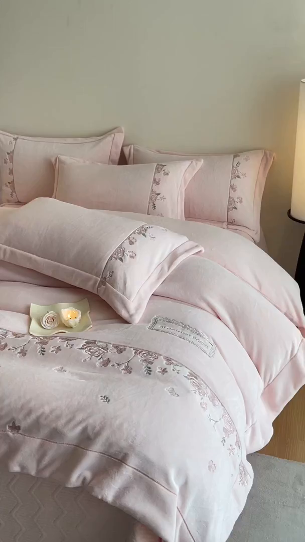 91家纺网 家纺一手货源 找家纺 新方向 2025新款高克重240克A类全消光刺绣牛奶绒四件套-花意浓 花意浓-蔷薇粉