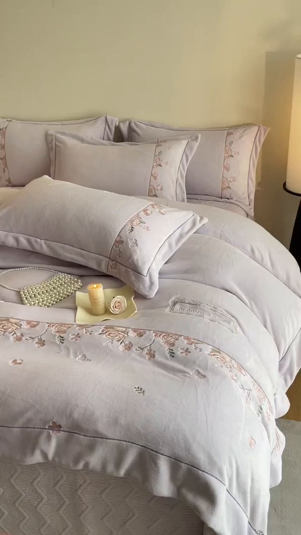 91家纺网 家纺一手货源 找家纺 新方向 2025新款高克重240克A类全消光刺绣牛奶绒四件套-花意浓 花意浓-魅紫