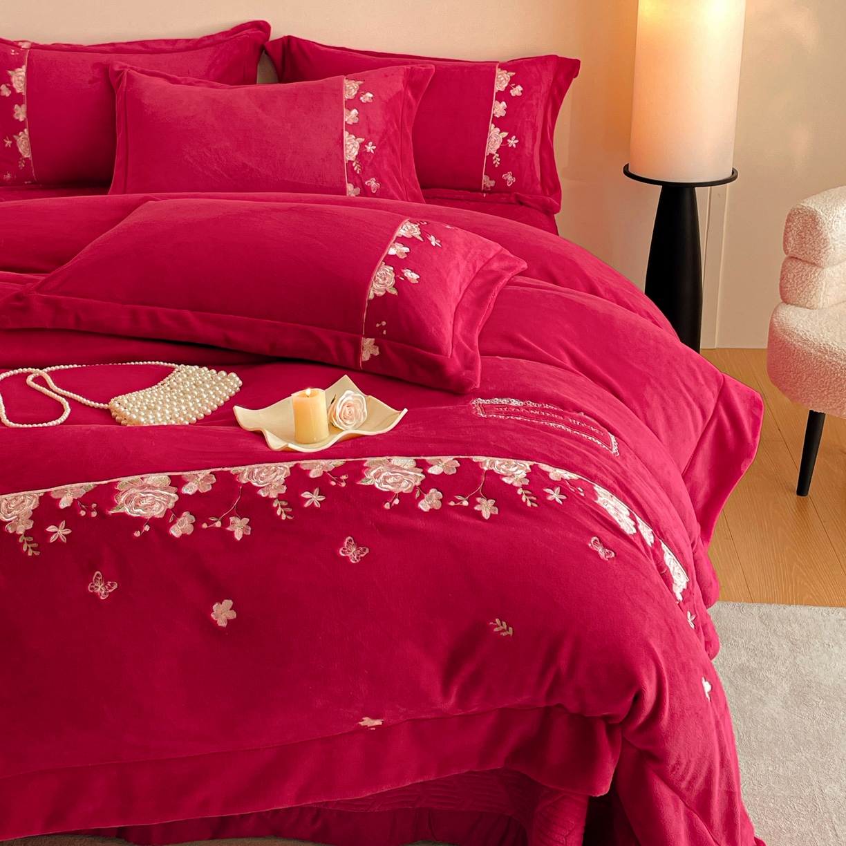 91家纺网 家纺一手货源 找家纺 新方向 2025新款高克重240克A类全消光刺绣牛奶绒四件套-花意浓 花意浓-洋酒红