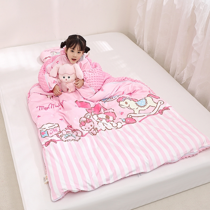 91家纺网 家纺一手货源 找家纺 八零年代 2025新款三丽鸥正版分体式可拆洗睡袋宝宝绒保暖儿童防踢被豆豆绒一体被 分体式可拆睡袋-美乐蒂木马