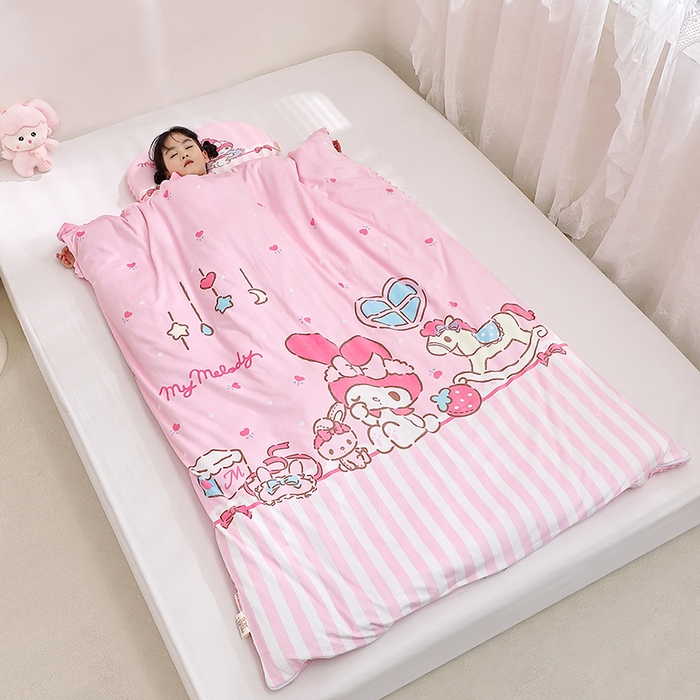 91家纺网 家纺一手货源 找家纺 八零年代 2025新款三丽鸥正版分体式可拆洗睡袋宝宝绒保暖儿童防踢被豆豆绒一体被 分体式可拆睡袋-美乐蒂木马