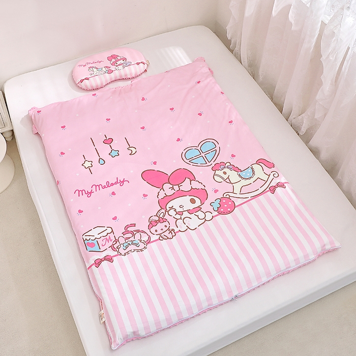 91家纺网 家纺一手货源 找家纺 八零年代 2025新款三丽鸥正版分体式可拆洗睡袋宝宝绒保暖儿童防踢被豆豆绒一体被 分体式可拆睡袋-美乐蒂木马