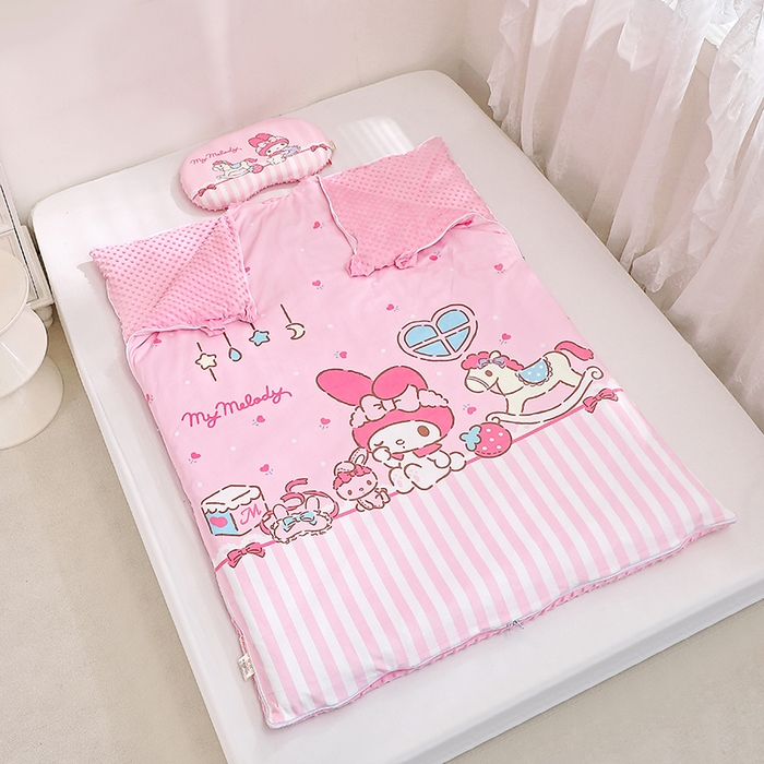 91家纺网 家纺一手货源 找家纺 八零年代 2025新款三丽鸥正版分体式可拆洗睡袋宝宝绒保暖儿童防踢被豆豆绒一体被 分体式可拆睡袋-美乐蒂木马