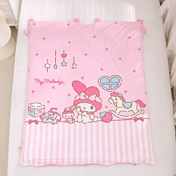 91家纺网 家纺一手货源 找家纺 八零年代 2025新款三丽鸥正版分体式可拆洗睡袋宝宝绒保暖儿童防踢被豆豆绒一体被 分体式可拆睡袋-美乐蒂木马