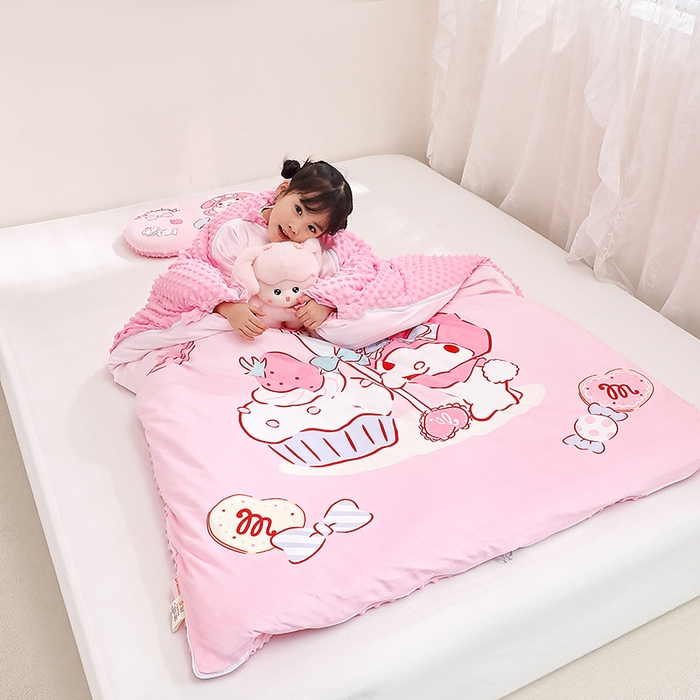91家纺网 家纺一手货源 找家纺 八零年代 2025新款三丽鸥正版分体式可拆洗睡袋宝宝绒保暖儿童防踢被豆豆绒一体被 分体式可拆睡袋-草莓美乐蒂