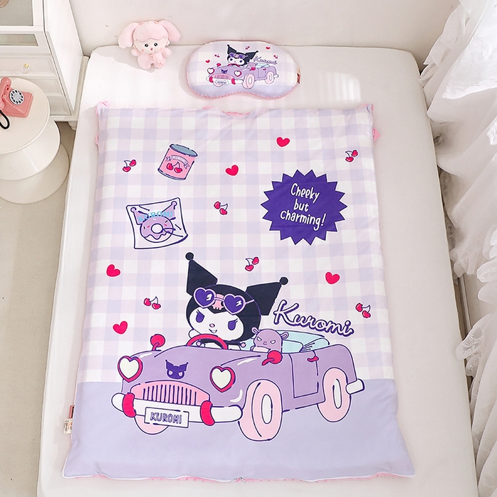 91家纺网 家纺一手货源 找家纺 八零年代 2025新款三丽鸥正版分体式可拆洗睡袋宝宝绒保暖儿童防踢被豆豆绒一体被 分体式可拆睡袋-汽车库洛米