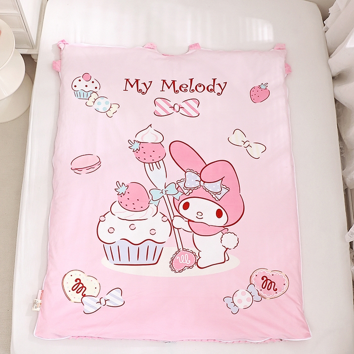 91家纺网 家纺一手货源 找家纺 八零年代 2025新款三丽鸥正版分体式可拆洗睡袋宝宝绒保暖儿童防踢被豆豆绒一体被 分体式可拆睡袋-草莓美乐蒂