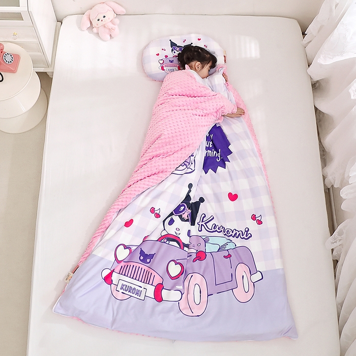 91家纺网 家纺一手货源 找家纺 八零年代 2025新款三丽鸥正版分体式可拆洗睡袋宝宝绒保暖儿童防踢被豆豆绒一体被 分体式可拆睡袋-汽车库洛米