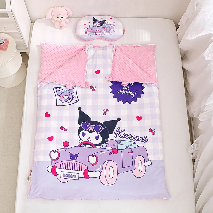 91家纺网 家纺一手货源 找家纺 八零年代 2025新款三丽鸥正版分体式可拆洗睡袋宝宝绒保暖儿童防踢被豆豆绒一体被 分体式可拆睡袋-汽车库洛米