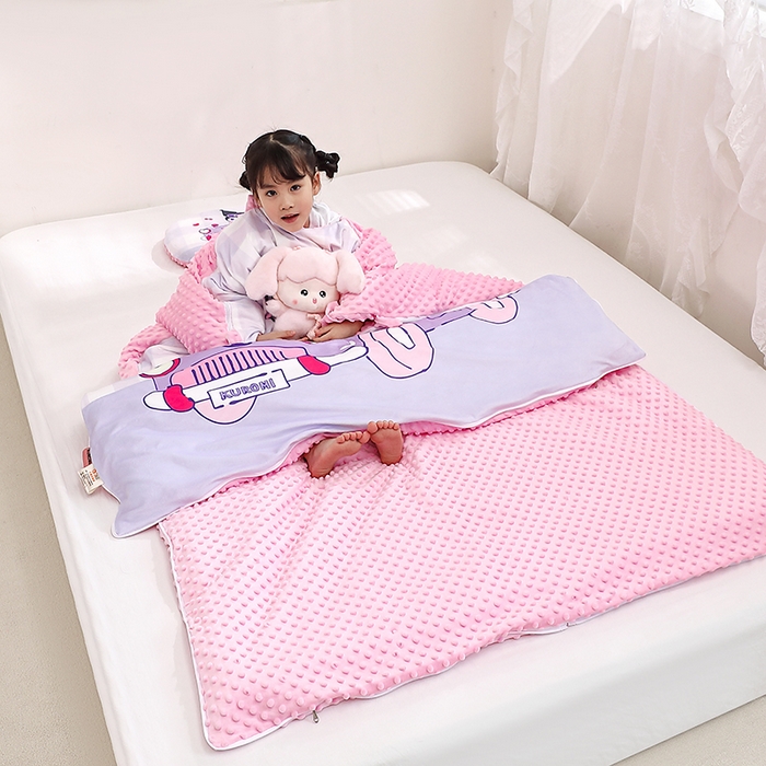 91家纺网 家纺一手货源 找家纺 八零年代 2025新款三丽鸥正版分体式可拆洗睡袋宝宝绒保暖儿童防踢被豆豆绒一体被 分体式可拆睡袋-汽车库洛米