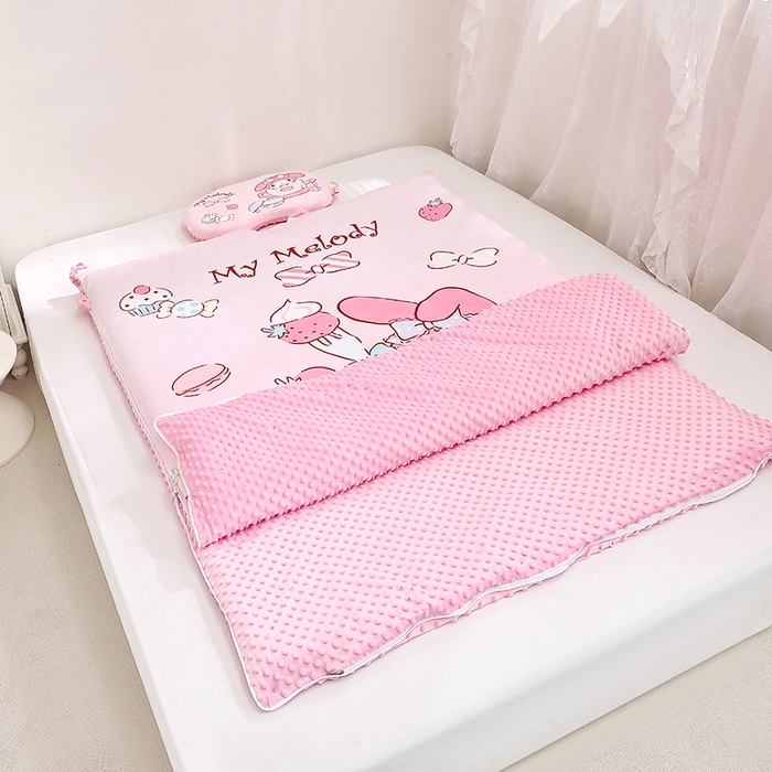 91家纺网 家纺一手货源 找家纺 八零年代 2025新款三丽鸥正版分体式可拆洗睡袋宝宝绒保暖儿童防踢被豆豆绒一体被 分体式可拆睡袋-草莓美乐蒂