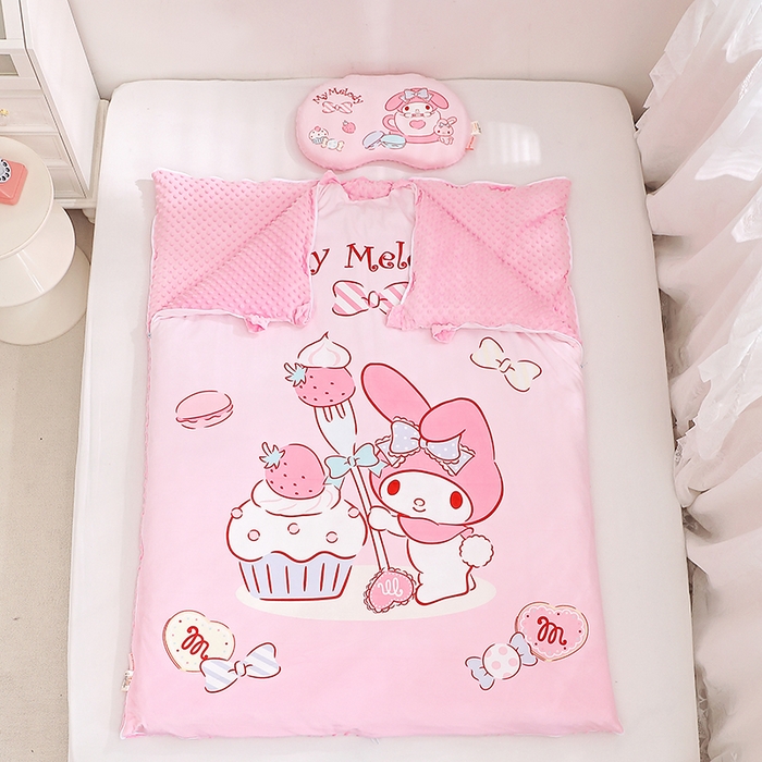 91家纺网 家纺一手货源 找家纺 八零年代 2025新款三丽鸥正版分体式可拆洗睡袋宝宝绒保暖儿童防踢被豆豆绒一体被 分体式可拆睡袋-草莓美乐蒂