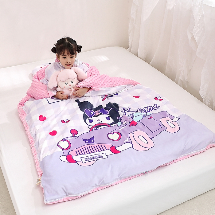 91家纺网 家纺一手货源 找家纺 八零年代 2025新款三丽鸥正版分体式可拆洗睡袋宝宝绒保暖儿童防踢被豆豆绒一体被 分体式可拆睡袋-汽车库洛米