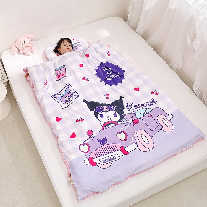 91家纺网 家纺一手货源 找家纺 八零年代 2025新款三丽鸥正版分体式可拆洗睡袋宝宝绒保暖儿童防踢被豆豆绒一体被 分体式可拆睡袋-汽车库洛米