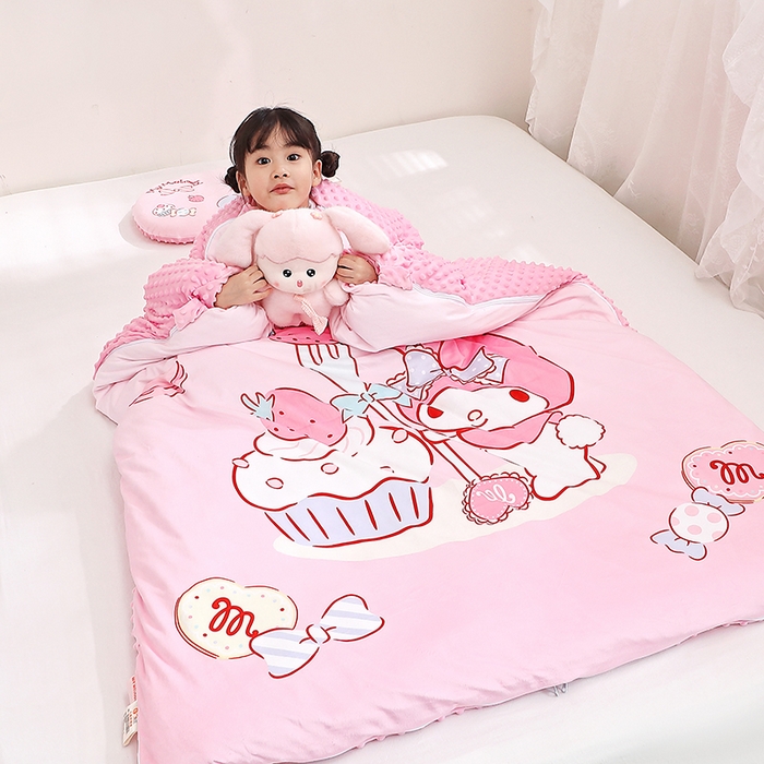 91家纺网 家纺一手货源 找家纺 八零年代 2025新款三丽鸥正版分体式可拆洗睡袋宝宝绒保暖儿童防踢被豆豆绒一体被 分体式可拆睡袋-草莓美乐蒂