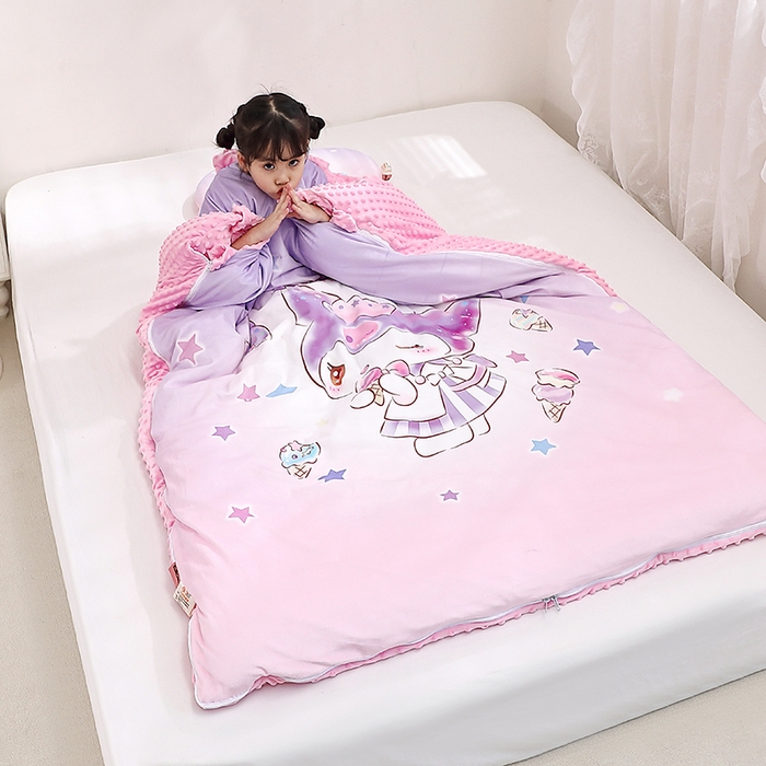 91家纺网 家纺一手货源 找家纺 八零年代 2025新款三丽鸥正版分体式可拆洗睡袋宝宝绒保暖儿童防踢被豆豆绒一体被 分体式可拆睡袋-炫彩库洛米