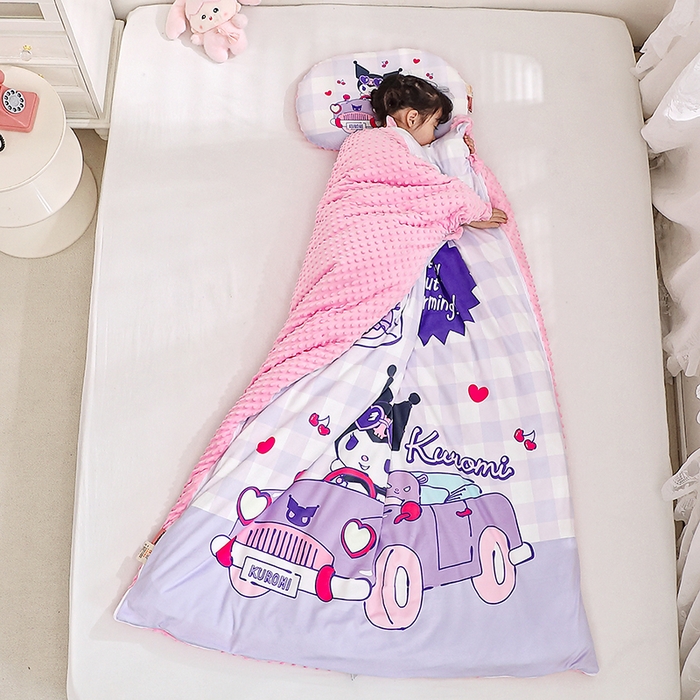 91家纺网 家纺一手货源 找家纺 八零年代 2025新款三丽鸥正版分体式可拆洗睡袋宝宝绒保暖儿童防踢被豆豆绒一体被 分体式可拆睡袋-汽车库洛米