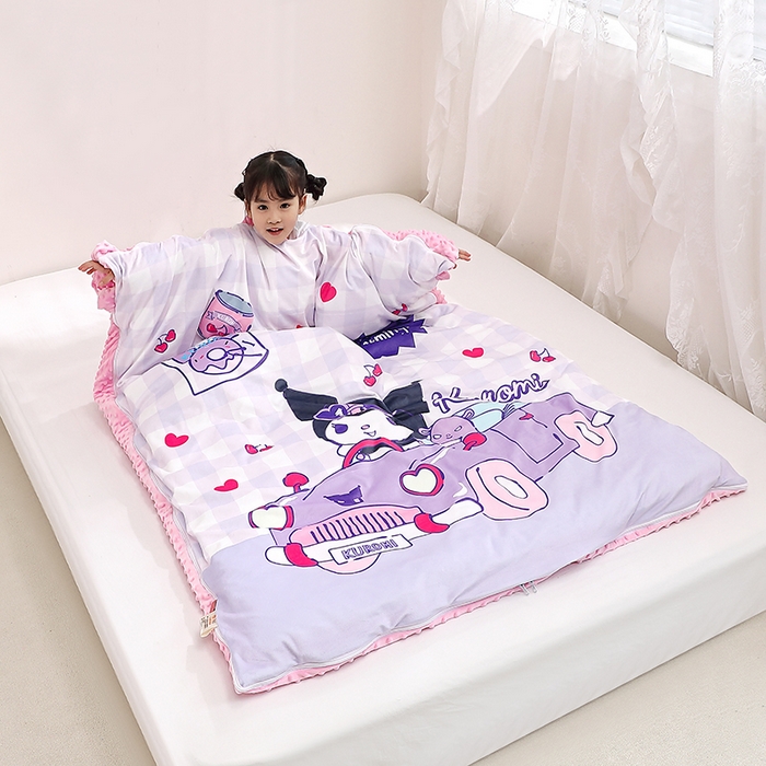 91家纺网 家纺一手货源 找家纺 八零年代 2025新款三丽鸥正版分体式可拆洗睡袋宝宝绒保暖儿童防踢被豆豆绒一体被 分体式可拆睡袋-汽车库洛米