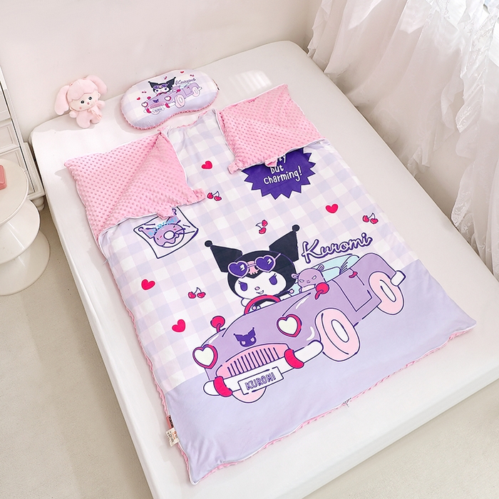 91家纺网 家纺一手货源 找家纺 八零年代 2025新款三丽鸥正版分体式可拆洗睡袋宝宝绒保暖儿童防踢被豆豆绒一体被 分体式可拆睡袋-汽车库洛米