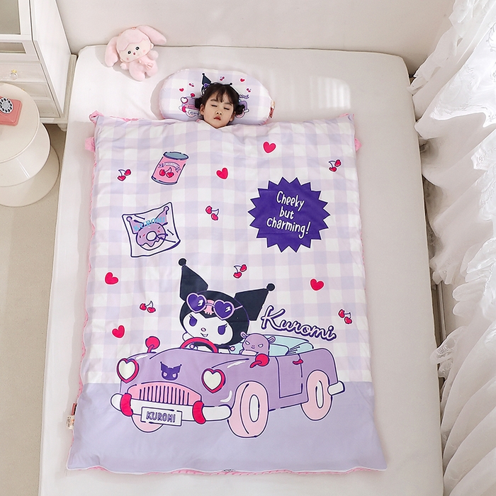 91家纺网 家纺一手货源 找家纺 八零年代 2025新款三丽鸥正版分体式可拆洗睡袋宝宝绒保暖儿童防踢被豆豆绒一体被 分体式可拆睡袋-汽车库洛米