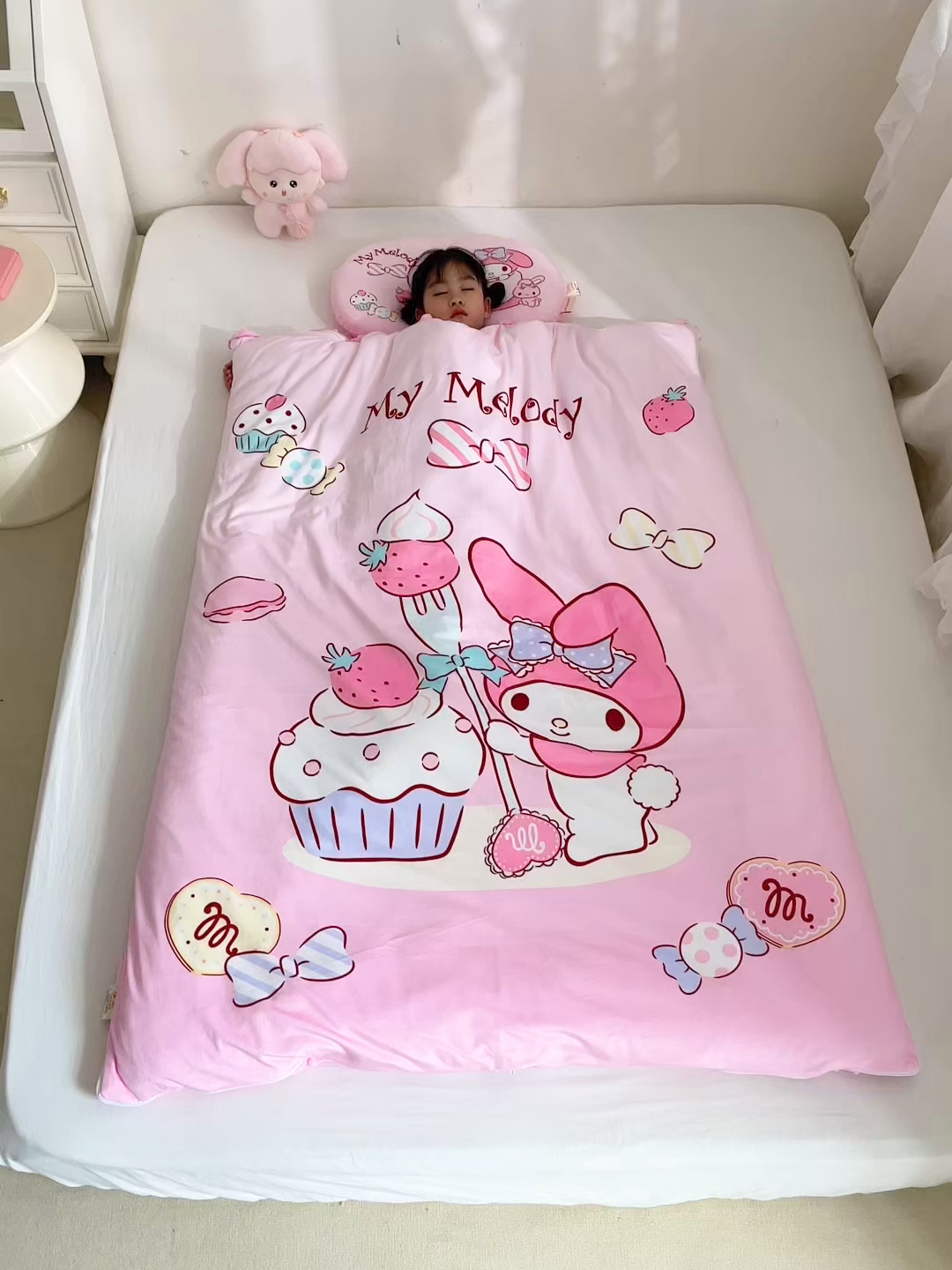 91家纺网 家纺一手货源 找家纺 八零年代 2025新款三丽鸥正版分体式可拆洗睡袋宝宝绒保暖儿童防踢被豆豆绒一体被 分体式可拆睡袋-草莓美乐蒂