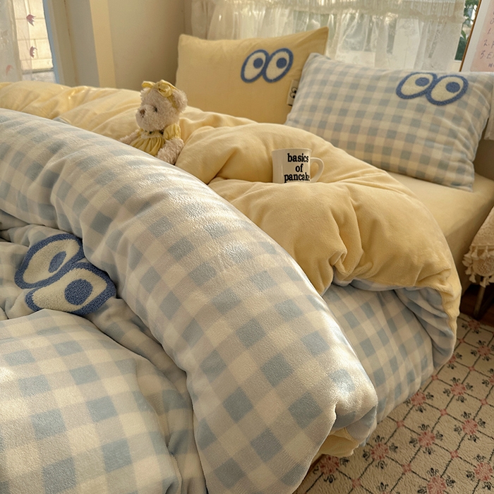 91家纺网 家纺一手货源 找家纺 （总）桃子家居 2025新款A类ins毛巾绣显眼包撞色格子玛卡龙加厚牛奶绒织标四件套-小清新图