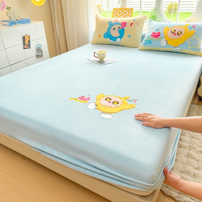 91家纺网 家纺一手货源 找家纺 雯豆家纺 正版授权IP纯色贴布绣牛奶绒床笠三件套加厚卡通床垫保护套 黄蛋仔-蓝
