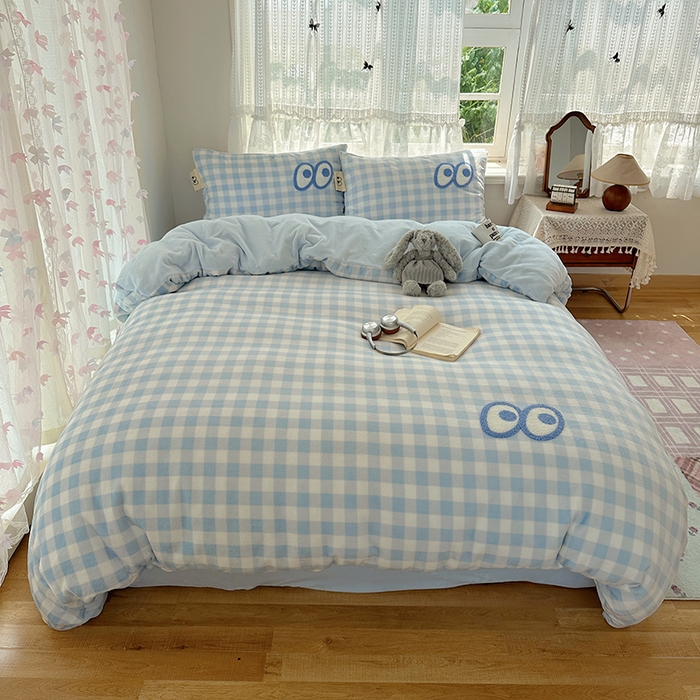 91家纺网 家纺一手货源 找家纺 （总）桃子家居 2025新款A类ins毛巾绣显眼包撞色格子玛卡龙加厚牛奶绒织标四件套-小清新图