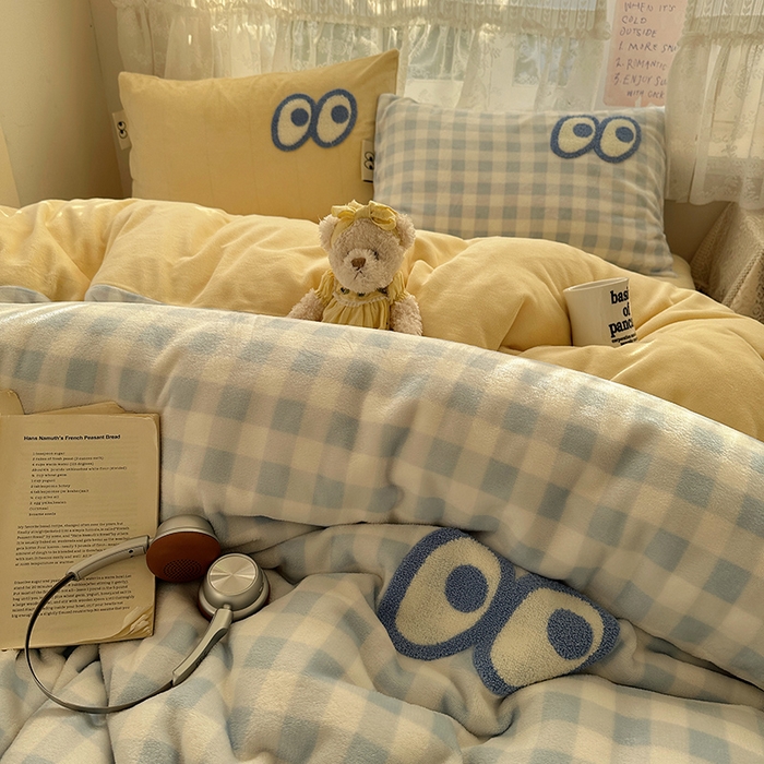 91家纺网 家纺一手货源 找家纺 桃子家居 2025新款A类ins毛巾绣显眼包撞色格子玛卡龙加厚牛奶绒织标四件套-小清新图 绒-显眼包大蓝格黄