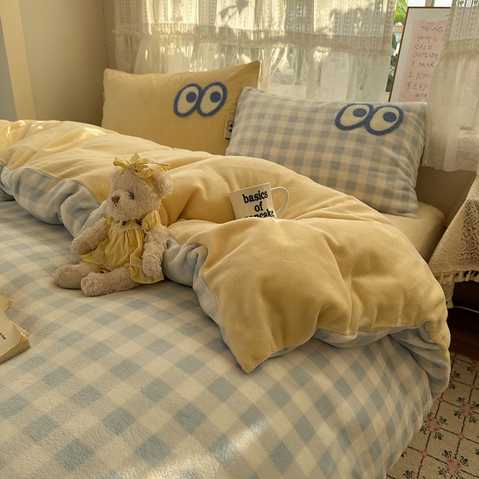 91家纺网 家纺一手货源 找家纺 桃子家居 2025新款A类ins毛巾绣显眼包撞色格子玛卡龙加厚牛奶绒织标四件套-小清新图 绒-显眼包大蓝格黄