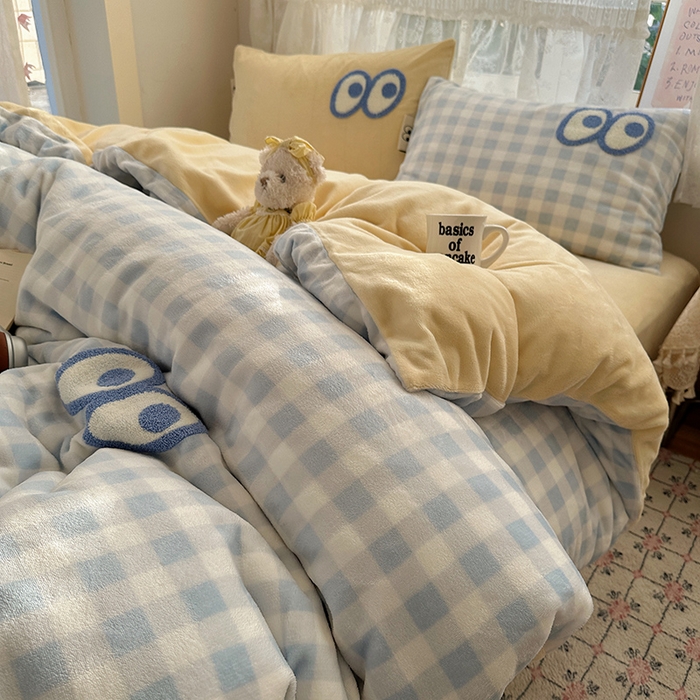 91家纺网 家纺一手货源 找家纺 桃子家居 2025新款A类ins毛巾绣显眼包撞色格子玛卡龙加厚牛奶绒织标四件套-小清新图 绒-显眼包大蓝格黄