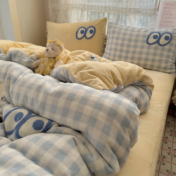 91家纺网 家纺一手货源 找家纺 桃子家居 2025新款A类ins毛巾绣显眼包撞色格子玛卡龙加厚牛奶绒织标四件套-小清新图 绒-显眼包大蓝格黄