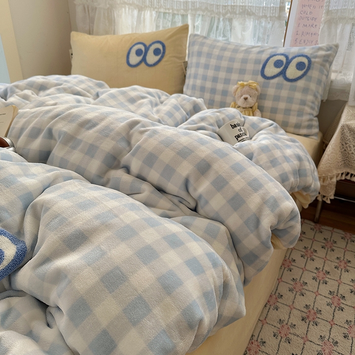 91家纺网 家纺一手货源 找家纺 桃子家居 2025新款A类ins毛巾绣显眼包撞色格子玛卡龙加厚牛奶绒织标四件套-小清新图 绒-显眼包大蓝格黄