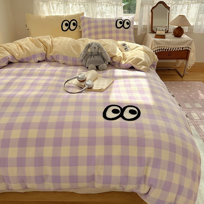 91家纺网 家纺一手货源 找家纺 桃子家居 2025新款A类ins毛巾绣显眼包撞色格子玛卡龙加厚牛奶绒织标四件套-小清新图 绒-显眼包大紫黄格