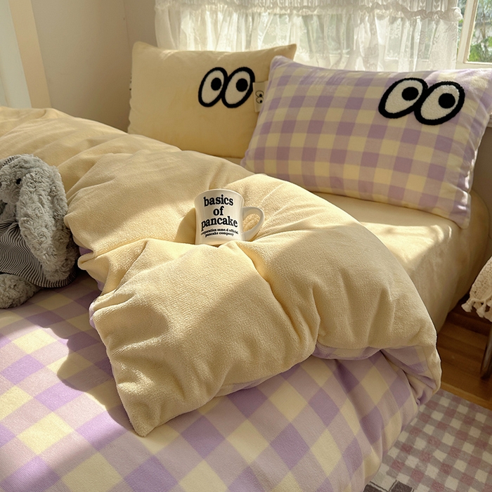 91家纺网 家纺一手货源 找家纺 桃子家居 2025新款A类ins毛巾绣显眼包撞色格子玛卡龙加厚牛奶绒织标四件套-小清新图 绒-显眼包大紫黄格