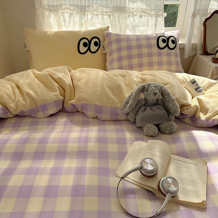 91家纺网 家纺一手货源 找家纺 桃子家居 2025新款A类ins毛巾绣显眼包撞色格子玛卡龙加厚牛奶绒织标四件套-小清新图 绒-显眼包大紫黄格