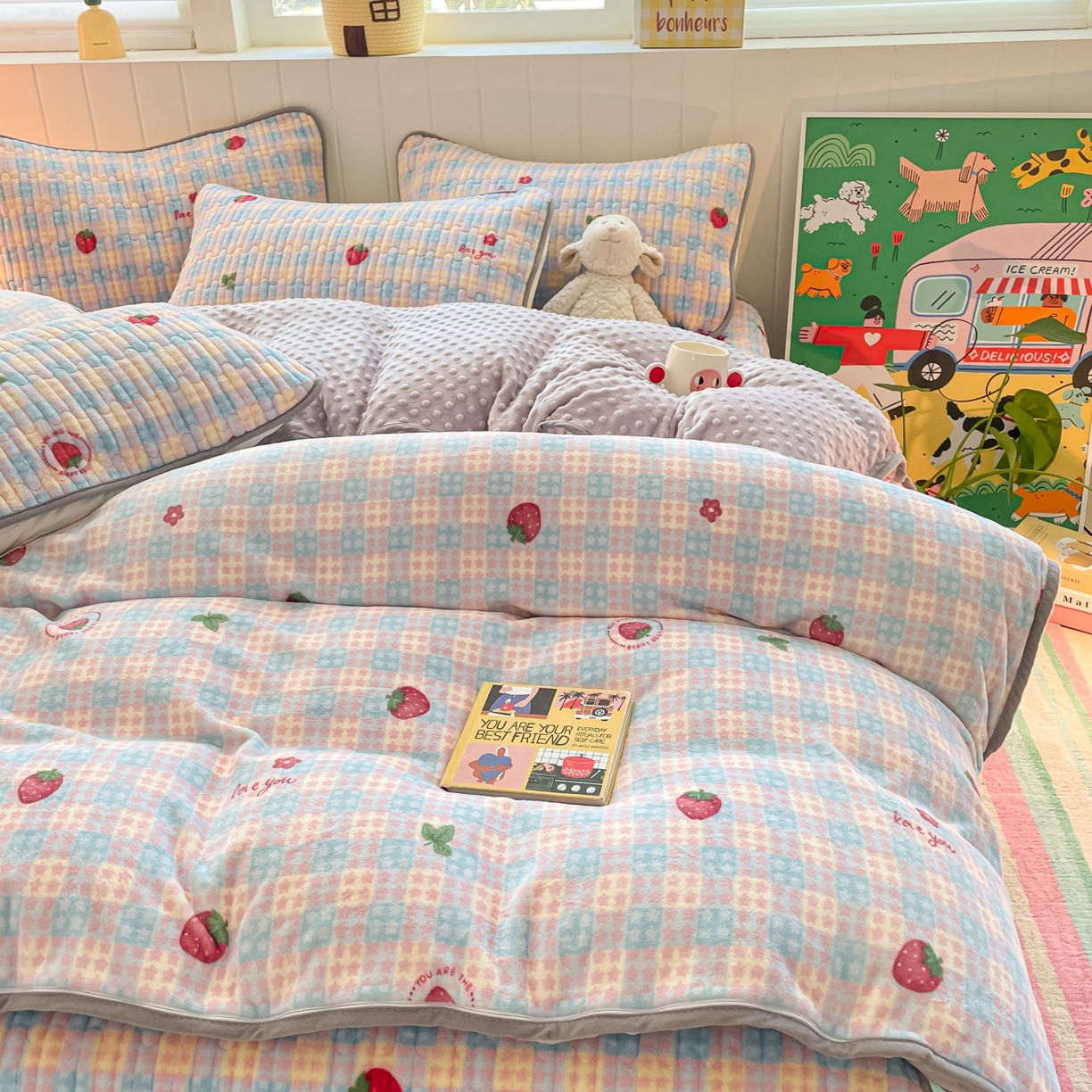 91家纺网 家纺一手货源 找家纺 贝扬思家纺 2025新款高克重牛奶绒豆豆被套床盖四件套-悦心系列 悦心-草莓软心