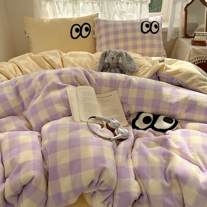 91家纺网 家纺一手货源 找家纺 桃子家居 2025新款A类ins毛巾绣显眼包撞色格子玛卡龙加厚牛奶绒织标四件套-小清新图 绒-显眼包大紫黄格