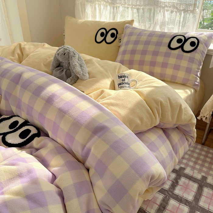 91家纺网 家纺一手货源 找家纺 桃子家居 2025新款A类ins毛巾绣显眼包撞色格子玛卡龙加厚牛奶绒织标四件套-小清新图 绒-显眼包大紫黄格