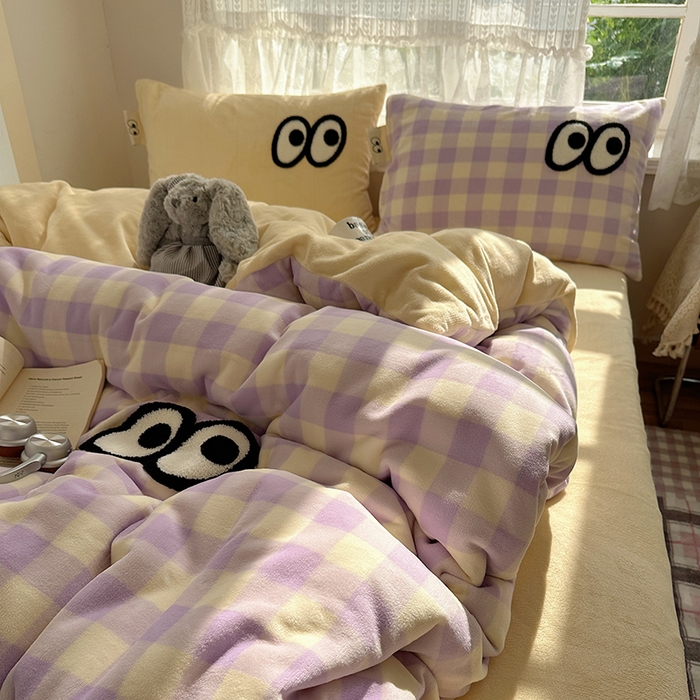 91家纺网 家纺一手货源 找家纺 桃子家居 2025新款A类ins毛巾绣显眼包撞色格子玛卡龙加厚牛奶绒织标四件套-小清新图 绒-显眼包大紫黄格