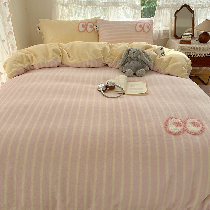 91家纺网 家纺一手货源 找家纺 桃子家居 2025新款A类ins毛巾绣显眼包撞色格子玛卡龙加厚牛奶绒织标四件套-小清新图 绒-显眼包粉条黄